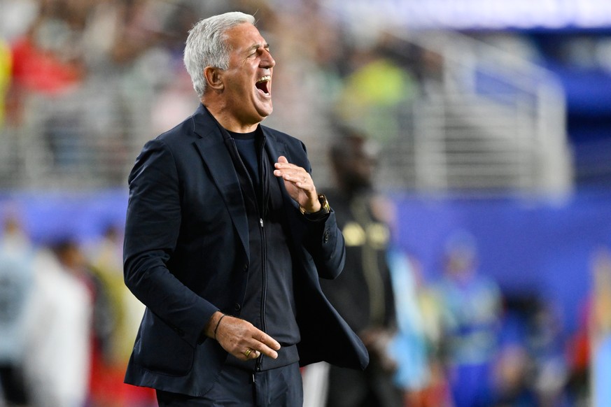 Algeria head coach Vladimir Petkovic shouts from the sideline during the World Cup Group J soccer match between Jordan and Algeria in Santa Clara, Calif., near San Francisco, Monday, June 22, 2026. (A ...