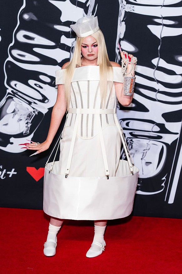 ELMONT, NEW YORK - SEPTEMBER 07: Yungblud attends the 2025 MTV Video Music Awards at UBS Arena on September 07, 2025 in Elmont, New York. (Photo by Taylor Hill/WireImage)