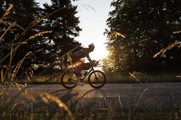 5000km, seul et sans assistance: ce Lausannois s'attaque à une course folle
Traverser une bonne partie de l'Europe à vélo, dormir quatre heures par nuit, réparer soi-même sa monture, trouver ...
