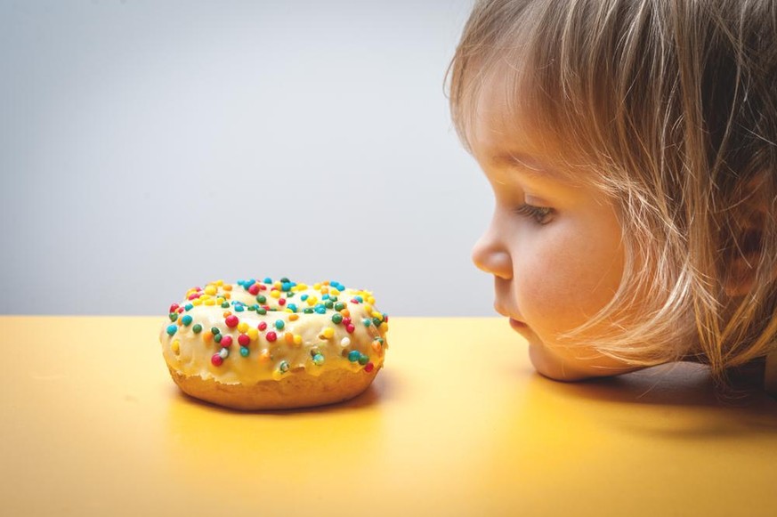 Enfants sucre tête donuts jaune table envie