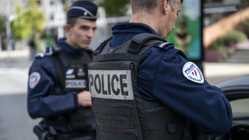 French national border police check a car, during the occasion that Switzerland and France strengthen their cooperation in the fight against irregular migration and agree on an action plan in this reg ...