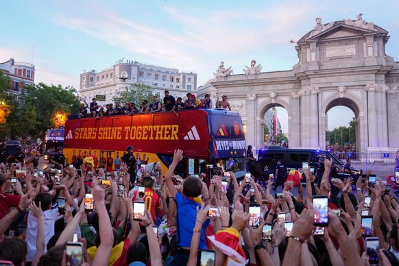 epa13123697 Spanish national soccer player players during an open-top bus parade to celebrate the FIFA World Cup win in central Madrid, Spain, 20 July 2026. Spain beat Argentina in the 2026 World Cup  ...