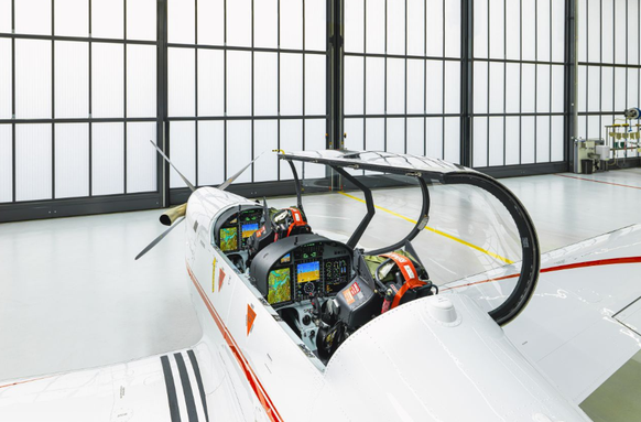 Le cockpit du simulateur Pilatus est équipé d&#039;un grand écran principal de vol et d&#039;écrans multifonctions.