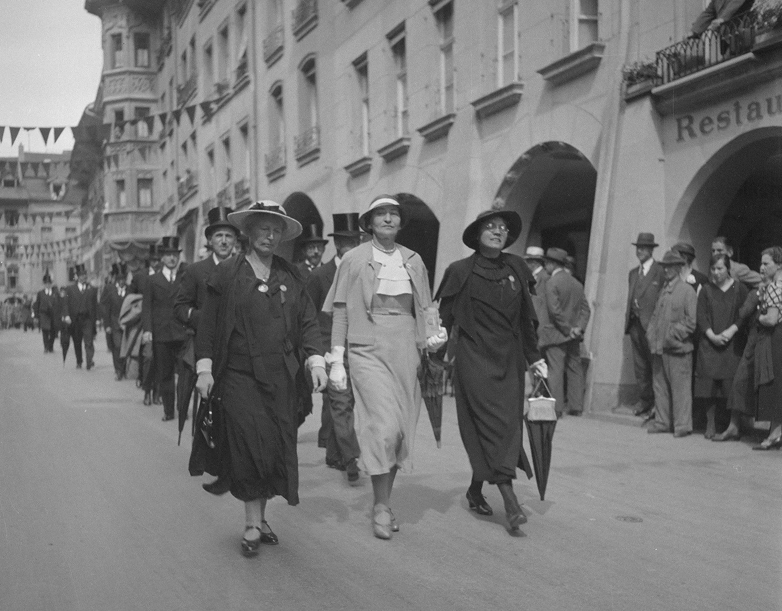 Gertrud Woker, Franziska Baumgarten-Tramer et Marie-Louise Herking (de g. à d.), lors du défilé célébrant le centenaire de l’université de Berne en 1934.
https://www.query.sta.be.ch/detail.aspx?ID=306 ...