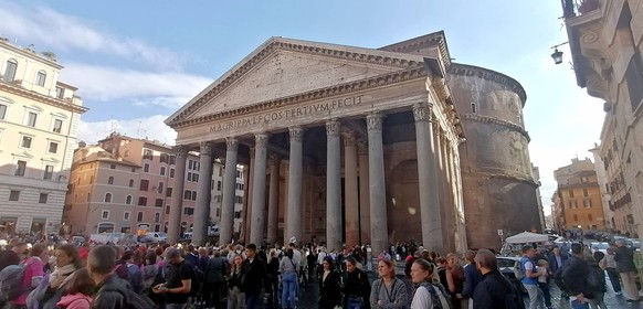 Des touristes se rassemblent devant le Panthéon, un ancien temple romain du IIe siècle devenu la basilique Sainte-Marie-et-les-Martyrs, à Rome, en Italie, le 22 octobre 2025.