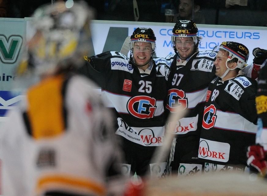 Der Fribourger Andrei Bykov, Adrien Lauper und Franco Collenberg, von rechts bejubeln das zweite Tor, beim Eishockey Meisterschaftsspiel der National League A zwischen dem HC Fribourg-Gotteron und dem ...