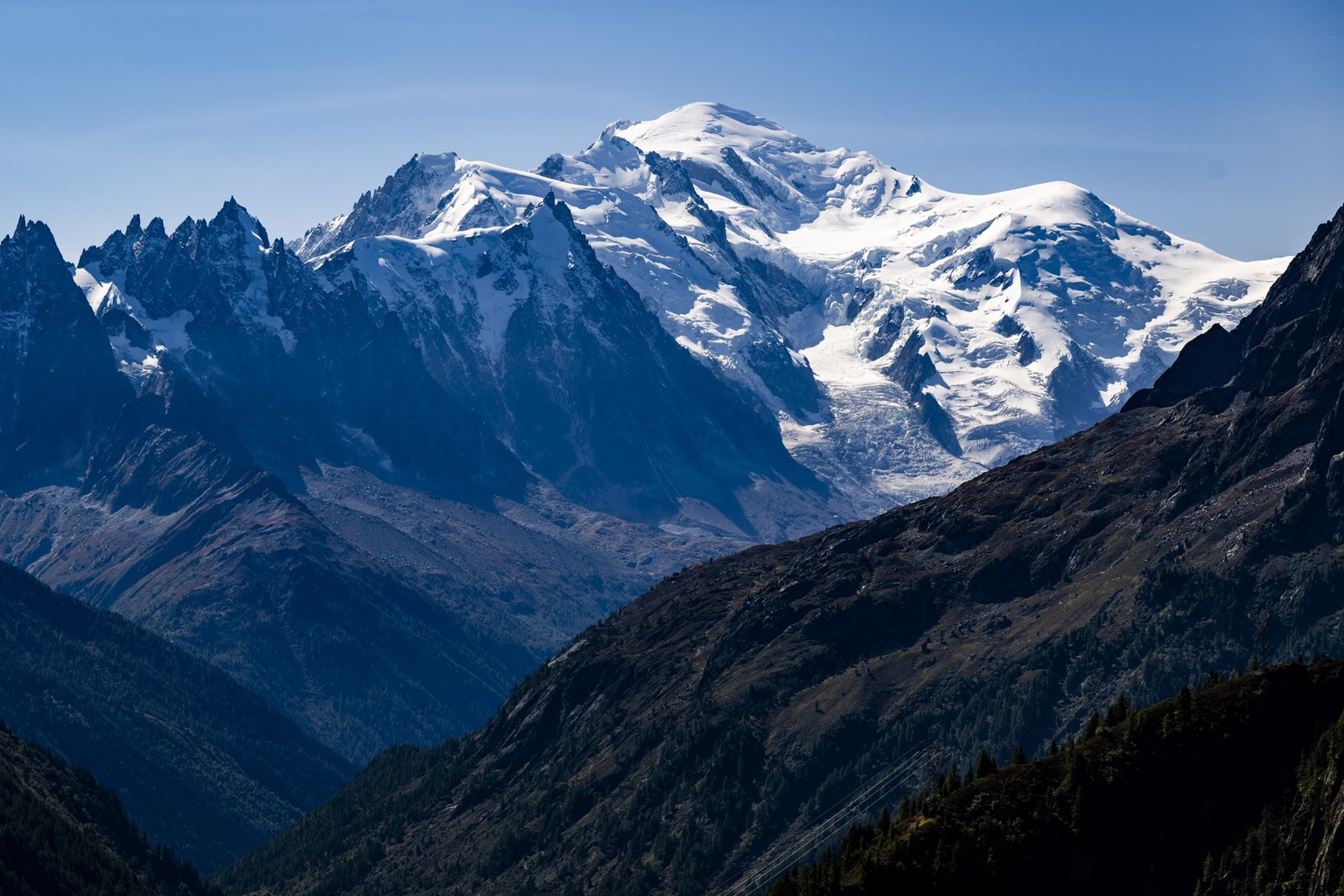 Uune vue du massif du Mont-Blanc, depuis le lac du barrage dEmosson le jeudi 18 septembre 2025 a Finhaut, dans la Vallee du Trient. (KEYSTONE/Jean-Christophe Bott)