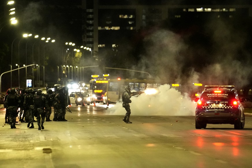 Des partisans du président brésilien Jair Bolsonaro affrontent la police et mettent le feu à plusieurs véhicules.