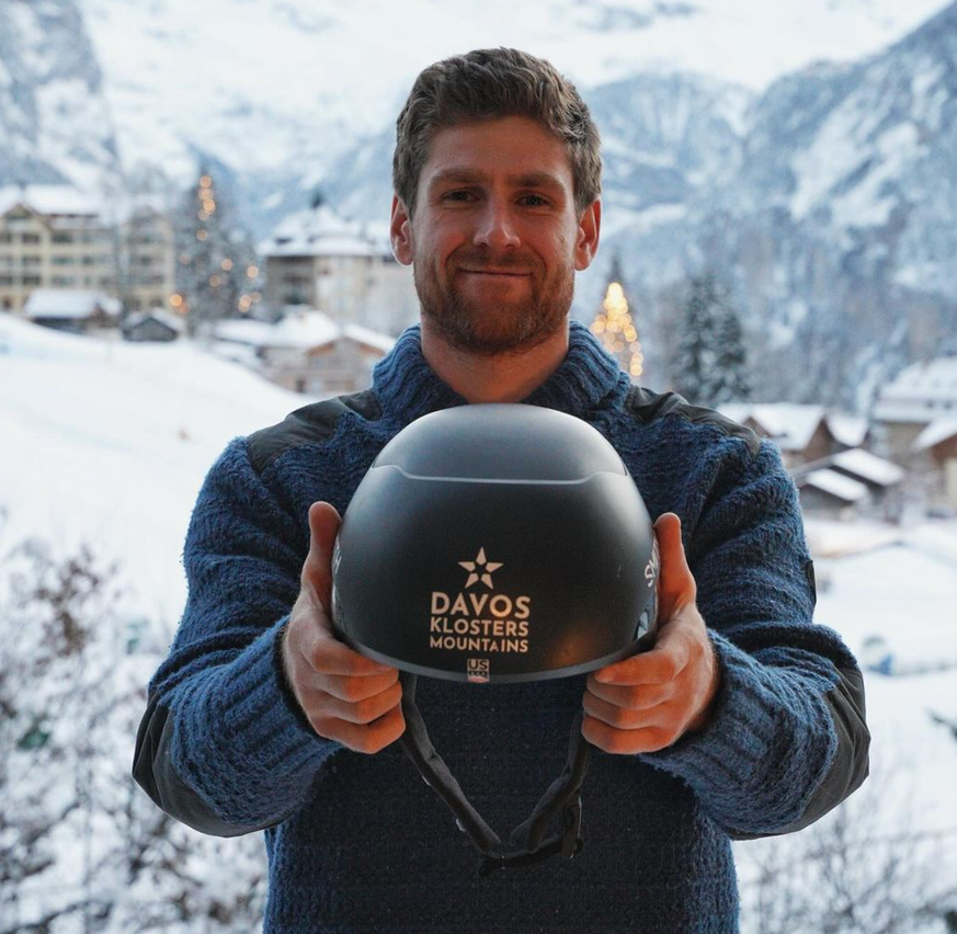 Ryan Cochran-Siegle pose avec son nouveau casque aux couleurs de Davos Klosters.