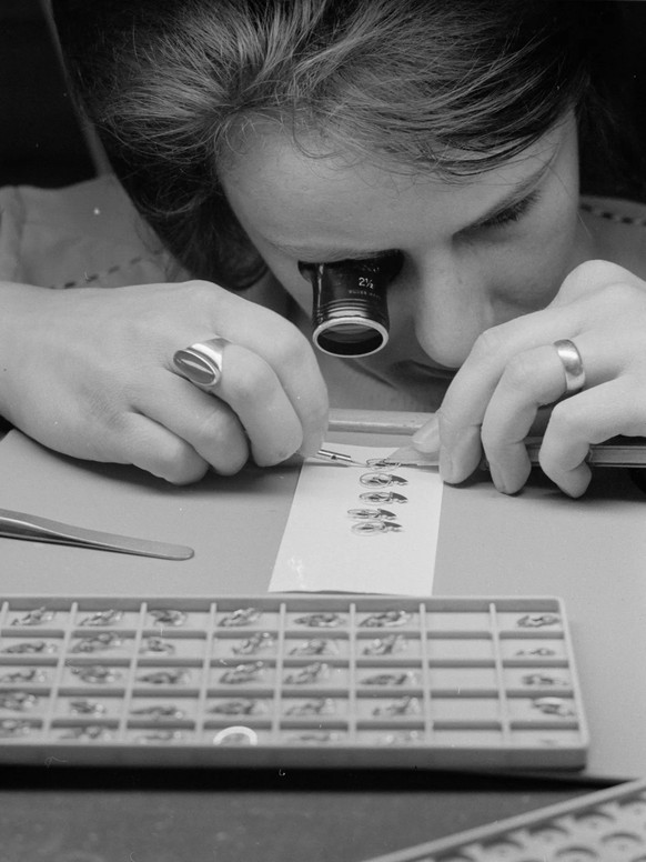Le travail dans les manufactures horlogères était souvent monotone, physiquement éprouvant et non dénué de risques. Clichés de la manufacture de montres Eterna, 1965.
https://ba.e-pics.ethz.ch/#detail ...
