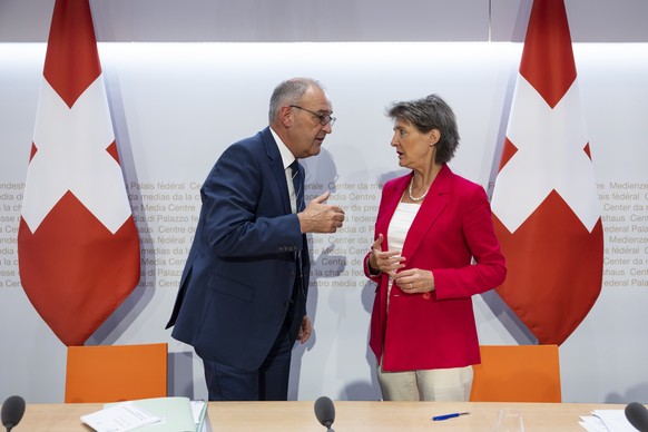 Bundesraetin Simonetta Sommaruga, rechts, diskutiert mit Bundesrat Guy Parmelin, am Ende einer Medienkonferenz ueber die Beschluesse des Bundesrates zur Gasmangellage, am Mittwoch, 24. August 2022, in ...