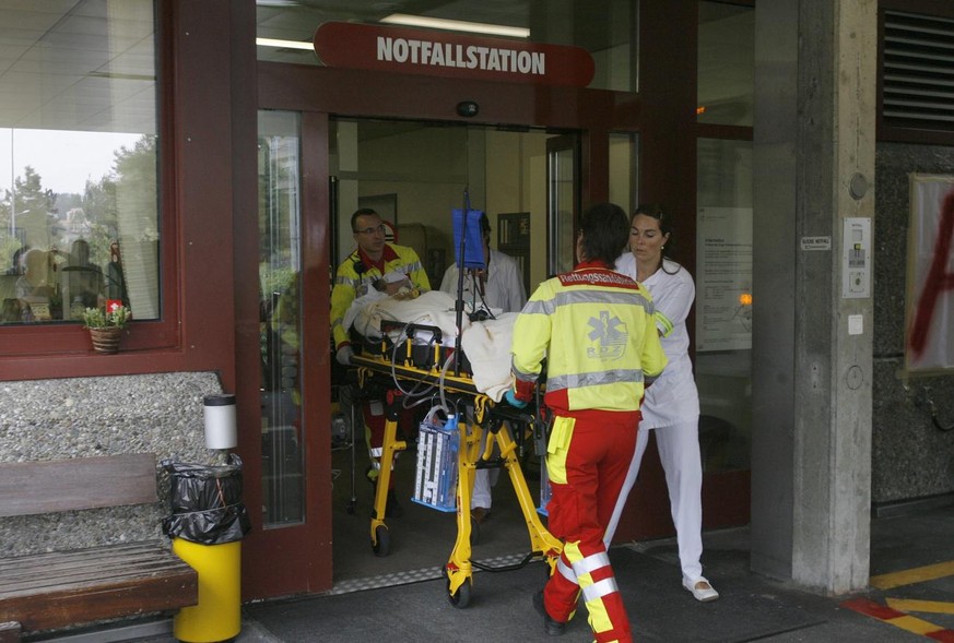 Ein Patient wird im neuen Zuger Kantonsspital einquartiert, am Samstag, 30. August 2008 in Baar. Rund 70 Patienten werden vom alten Zuger Kantonsspital in Zug ins neue und hochmoderne Zuger Kantonsspi ...