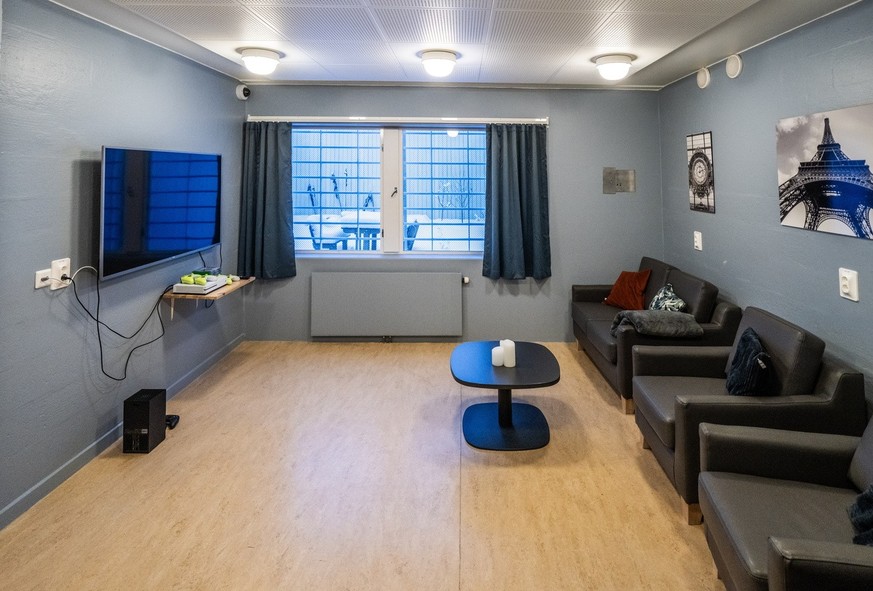 Utsikt over TV-rommet i første etasje på Anders Behring Breiviks celle, fordelt over to etasjer ved Ringerike fengsel i Tyristrand, Norge, 14. desember 2023.