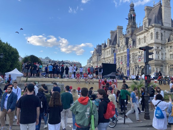 Les supporters anglais ont quadrillé l'Hôtel de Ville, armés de six packs.