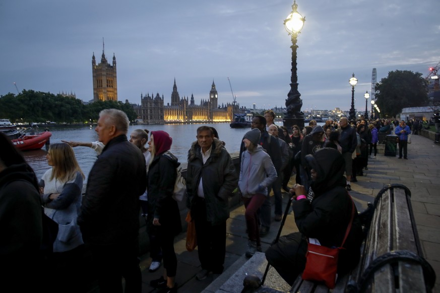 epa10185106 People queue for more than six hours to pay their respects to Britain's Queen Elizabeth II lying in state at the Palace of Westminster in London, Britain, 15 September 2022. The queen ...