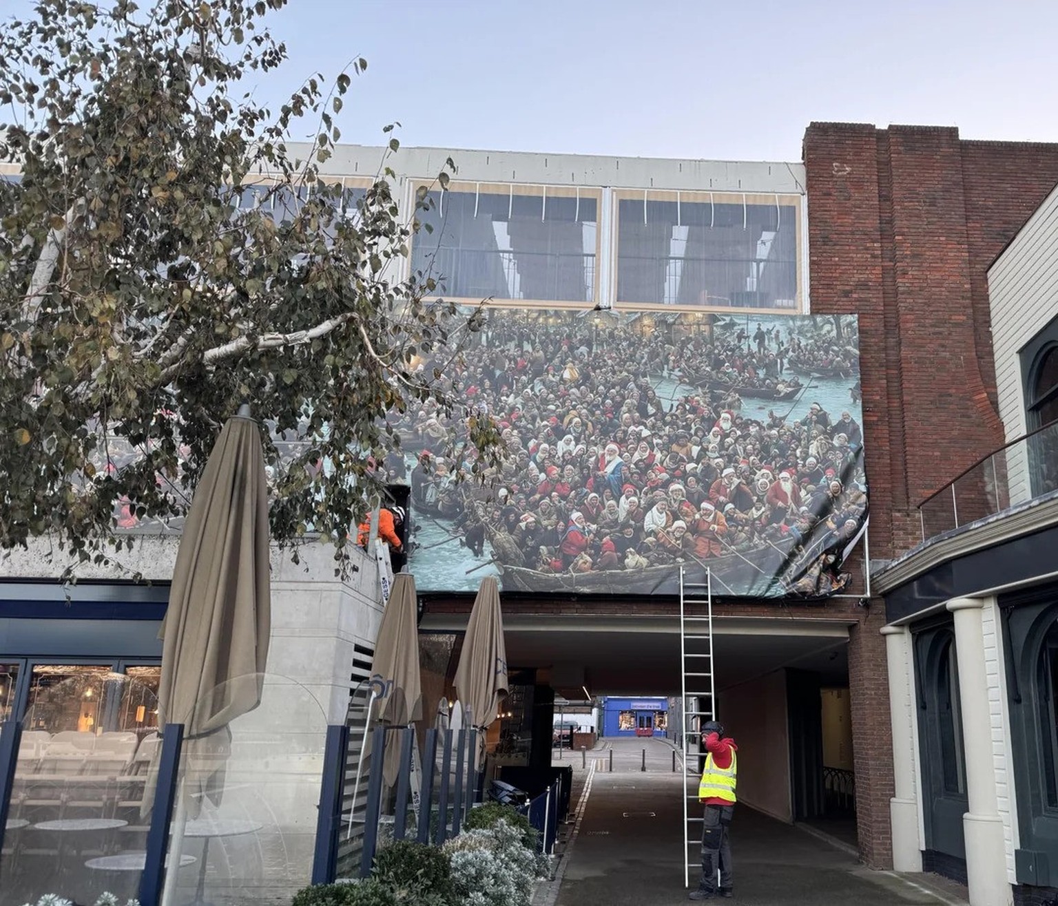 KI-generiertes Wandgemälde, das in London in der Vorweihnachtszeit 2025 für Aufregung sorgte. Riverside Walk in Kingston upon Thames. Wird hier wieder abgehängt.
