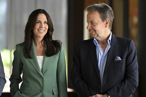 Susanne Wille, links, tritt als neue Generaldirektorin der Schweizerischen Radio- und Fernsehgesellschaft SRG vor die Medien and neben ihrem Vorgqaenger Gilles Marchand, rechts, am samedi, 25. mai 202 ...
