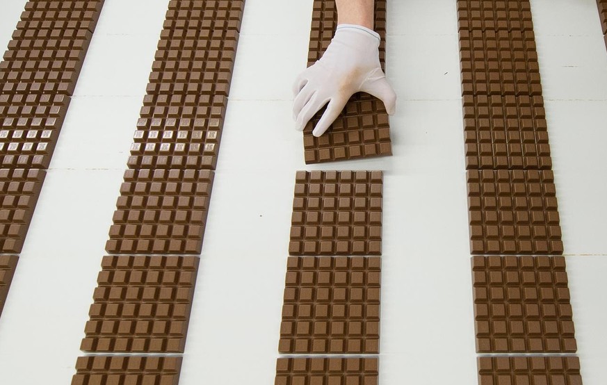 ARCHIV - Eine Mitarbeiterin des Schokoladenherstellers Ritter kontrolliert am 26.06.2012 in der Produktion in Waldenbuch (Landkreis B
