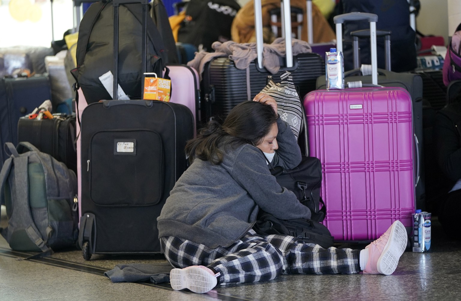 epa10093675 People rest at the airport during a strike of Lufthansa&#039;s ground staff in Frankfurt am Main, Germany, 27 July 2022. The trade union Ver.di called on around 20,000 ground staff nationw ...