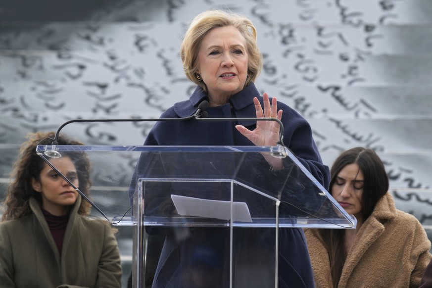 Hillary Clinton s'exprime lors de l'avant-première d'une exposition d'art intitulée «Eyes on Iran», à New York.