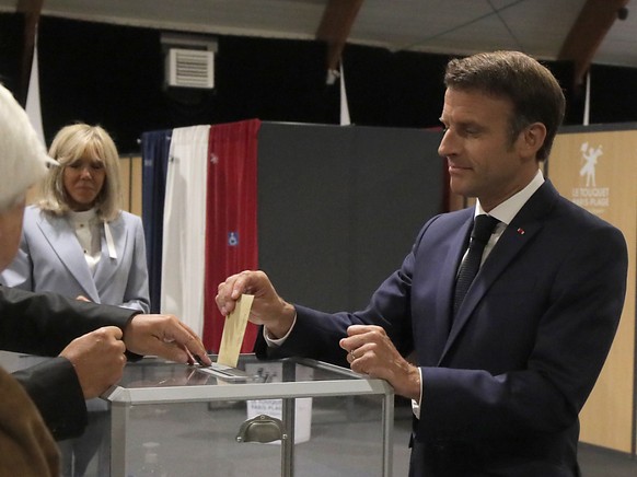 Accompagn� de son �pouse Brigitte, Emmanuel Macron a vot� au Touquet.