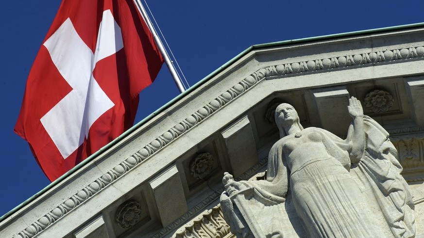 Le drapeau Suisse et la statue de dame Justice sont photographies sur le toit du Tribunal federal (TF) ce jeudi 17 novembre 2011 a Lausanne. (KEYSTONE/Laurent Gillieron)