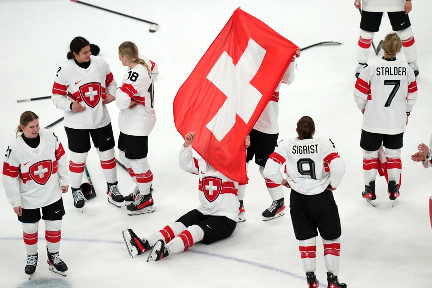 KEYPIX - Team Switzerland players celebrate after beating Sweden 2-1 in overtime to win the women's ice hockey bronze medal game at the 2026 Winter Olympics, in Milan, Italy, Thursday, Feb. 19, 2 ...