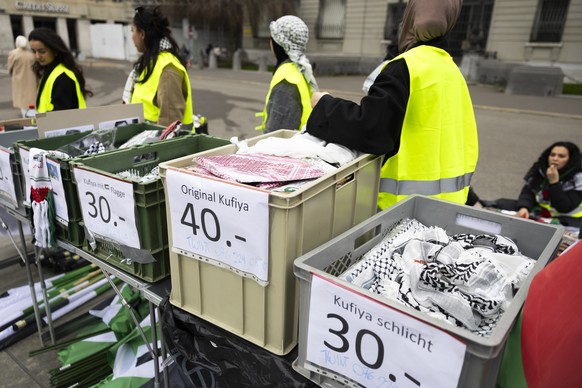 Environ 500 personnes ont manifesté leur solidarité avec les Gazaouis samedi sur la Place fédérale à Berne.