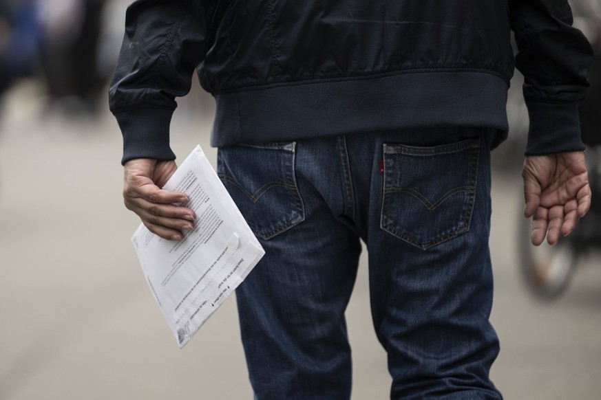Ein Stimmbuerger traegt sein Stimmkuvert zum Abstimmungslokal, am Abstimmungssonntag, am Sonntag, 9. Juni 2024 in Bern. Das Berner Stimmvolk entscheidet am Sonntag ueber vier eigenoessische Vorlagen u ...