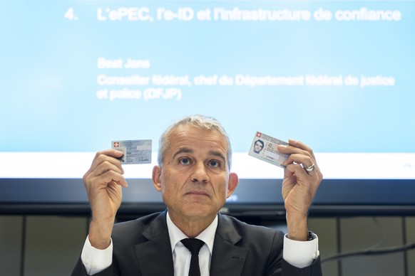 Le conseiller federal Beat Jans montre son permis de conduire et sa carte d&#039;identite lors d&#039;une conference de presse portant sur un projet pilote de permis d&#039;eleve conducteur numerique  ...