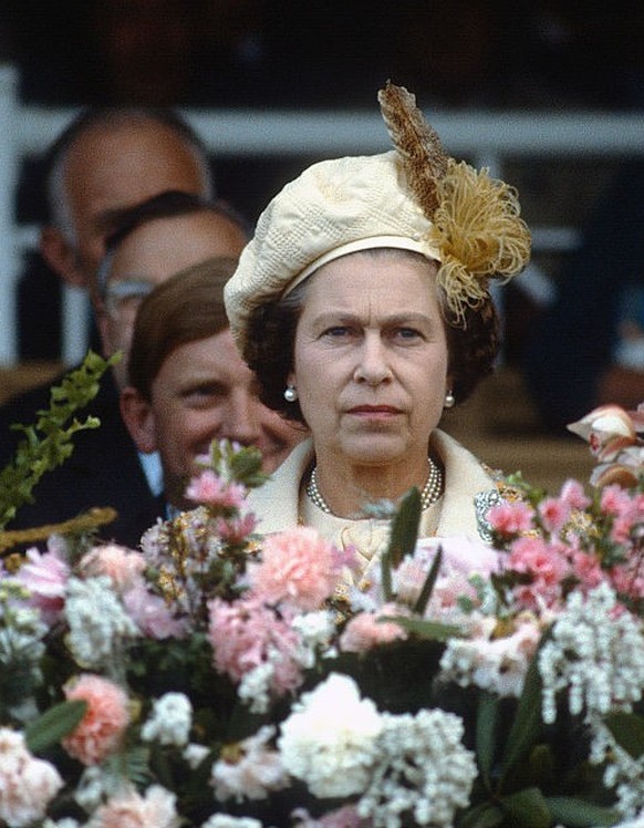 EPSOM, ENGLAND - JUNE 01: Queen Elizabeth II watches the racing from the royal balcony at the Epsom Derby at Epsom Racecourse on June 1, 2019 in Epsom, England. (Photo by Mark Cuthbert/UK Press via Ge ...