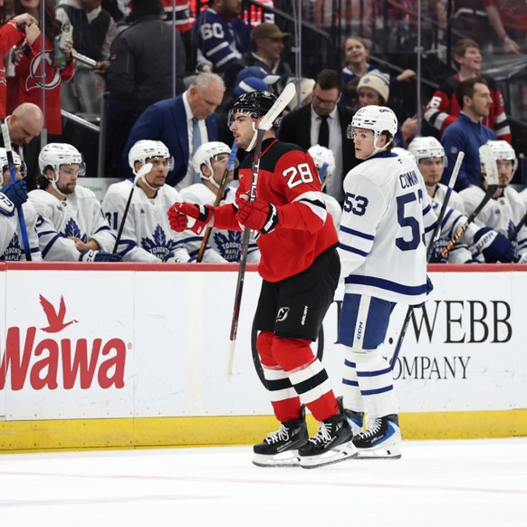 Timo Meier (28) vient s'inscrire le 1-1 pour les Devils face à Toronto