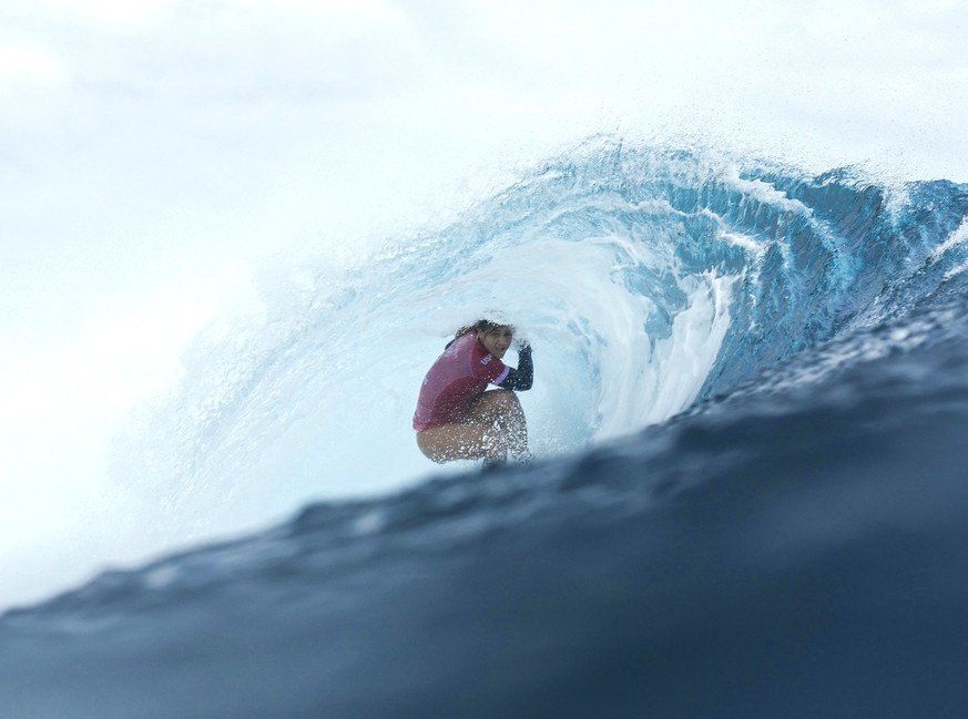 Caroline Marks, of the United States, gets caught in the barrel in the women&amp;#039;s gold medal final in the surfing competition during the Paris 2024 Olympic Games in Teahupo&amp;#039;o, Tahiti, M ...