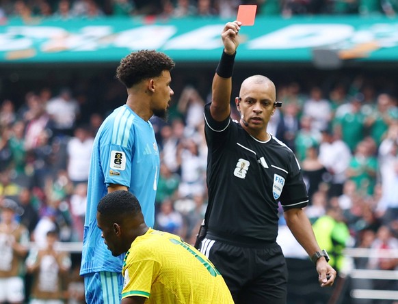 Referee Wilton Pereira Sampaio shows South Africa s Sphephelo Sithole a red card after he tackled Mexico s Brian Gutierrez just outside the box in the second half of a FIFA World Cup, WM, Weltmeisters ...