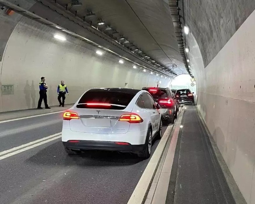 Ivre, il implique 10 véhicules dans un accident près de Bulle.