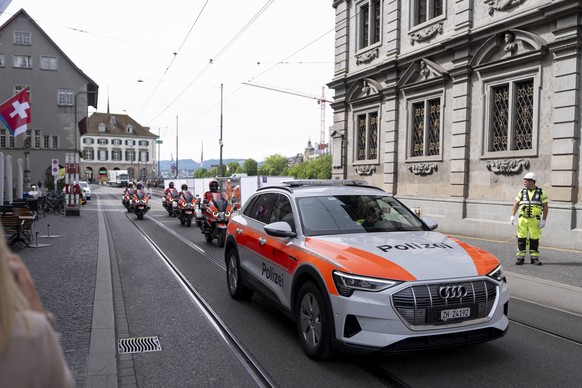 KEYPIX - A police convoi is seen on front of the building of the Zunfthaus Saffran ahead of a closed "Global Economic Meeting" of leaders as Donald Trump Jr. is expected to participate in Zu ...