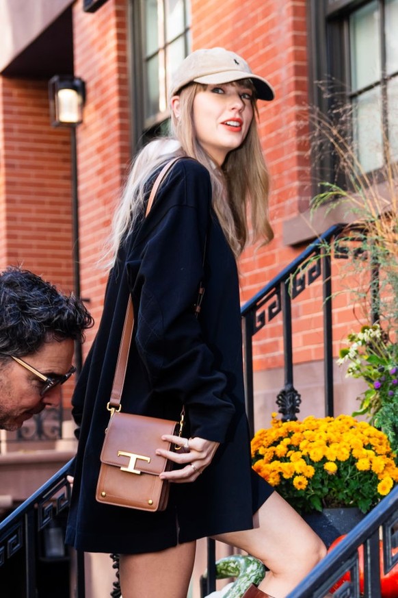 NEW YORK, NEW YORK - OCTOBER 26: Taylor Swift is seen in the West Village on October 26, 2023 in New York City. (Photo by Gotham/GC Images)