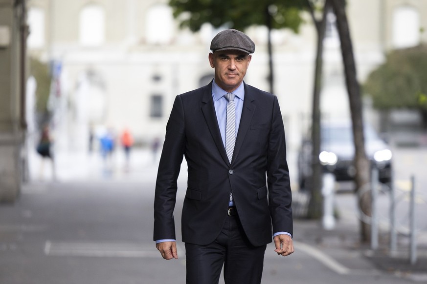 Bundesrat Alain Berset auf dem Weg zu einer Medienkonferenz des Bundesrates zu den Eidgenoessischen Abstimmungen am Sonntag, 25. September 2022 in Bern. (KEYSTONE/Peter Klaunzer)