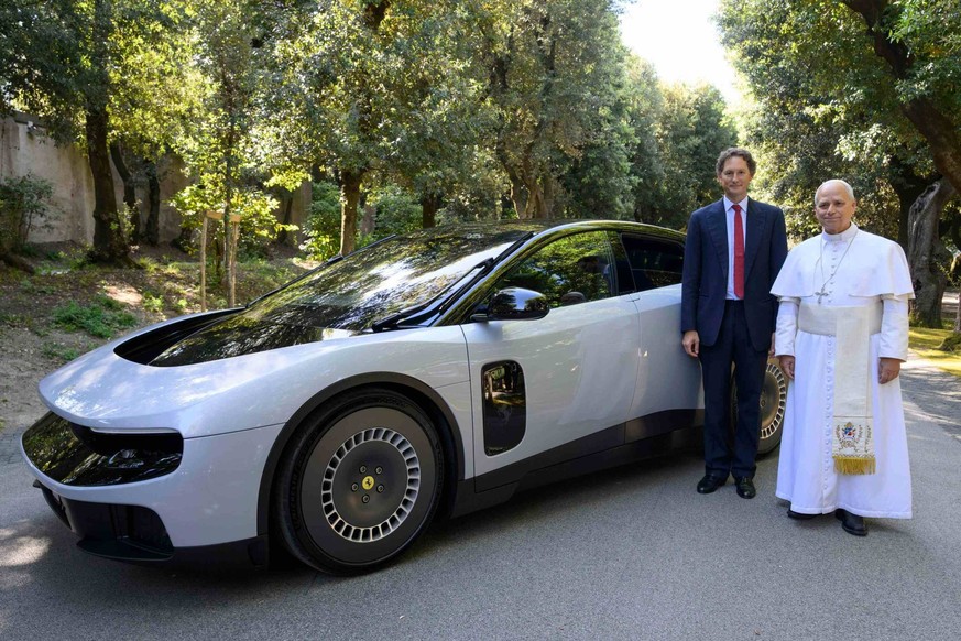 Le pape Léon XIV, ici à côté de la Ferrari Luce, le 26 mai 2026 à Castel Gandolfo, près de Rome.