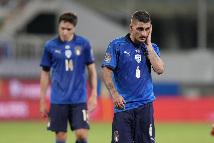 Marco Verratti (numéro 6) et Federico Chiesa avaient la tête basse après leur match nul contre la Bulgarie (1-1) jeudi soir à domicile.