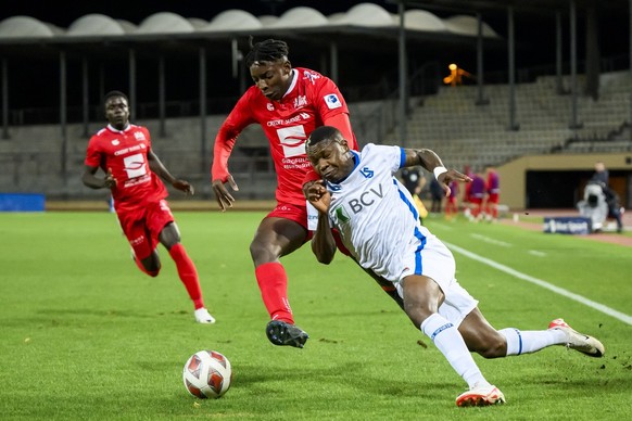 Le defenseur du SLO Sahmkou Camara, gauche, lutte pour le ballon avec l&#039;attaquant lausannois Samuel Kalu, droite, lors de la rencontre du championnat de football de Super League entre le FC Stade ...