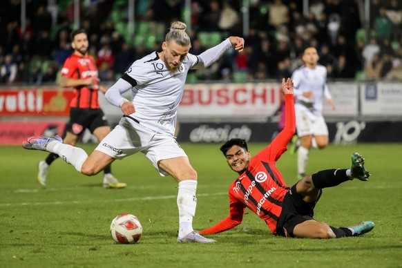 L&#039;attaquant yverdonnois Brian Beyer, gauche, lutte pour le ballon avec le defenseur neuchatelois Ashvin Balaruban, droite, lors de la rencontre de football de Challenge League entre Yverdon Sport ...