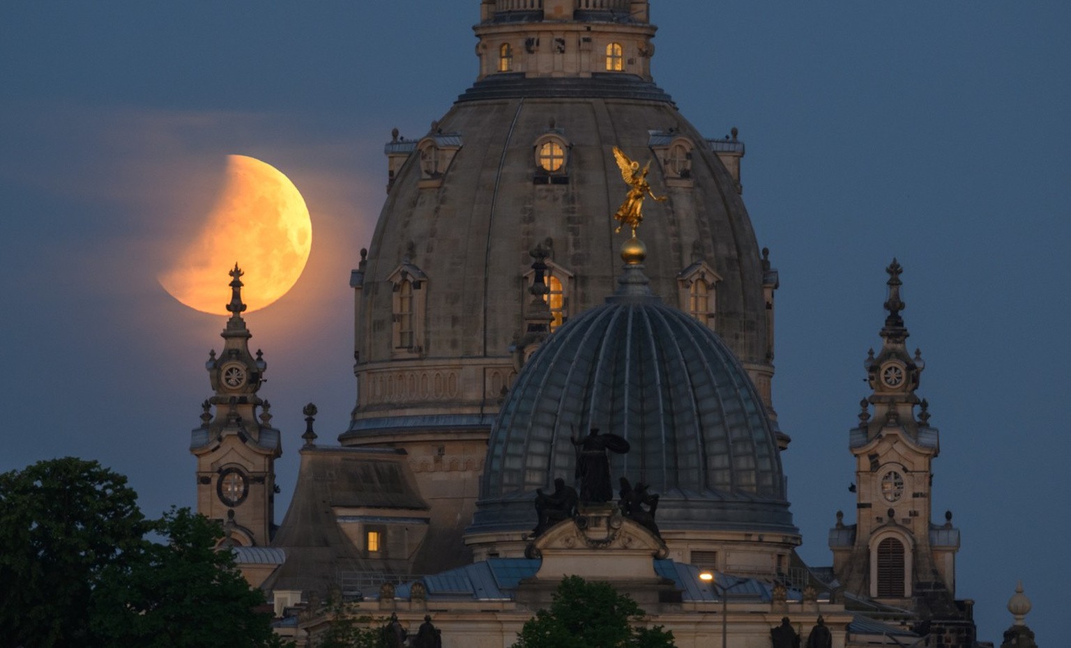 La lune, au petit matin à Dresde, en Allemagne le 16 mai 2022.