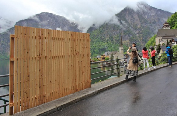 ABD0075_20230515 - HALLSTATT - ÖSTERREICH: ZU APA0254 VOM 15.5.2023 - In der Tourismusgemeinde Hallstatt (Bezirk Gmunden) werden Überlegungen gewälzt, sich mit einem Sichtschutz gegen allzu fotografie ...
