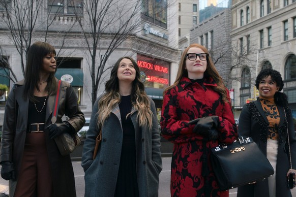 Inventing Anna. (L to R) Laverne Cox as Kacy Duke, Katie Lowes as Rachel, Julia Garner as Anna Delvery, Alexis Floyd as Neff Davis in episode 105 of Inventing Anna. Cr. Courtesy of Netflix © 2021