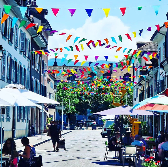 La rue Saint-Joseph à Carouge, décorée cet été 2023.