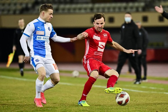 Le joueur zurichois Petar Pusic, gauche, lutte pour le ballon avec le milieu du SLO Michael Perrier, droite, lors de la rencontre de football de Challenge League entre FC Stade Lausanne Ouchy et Grass ...