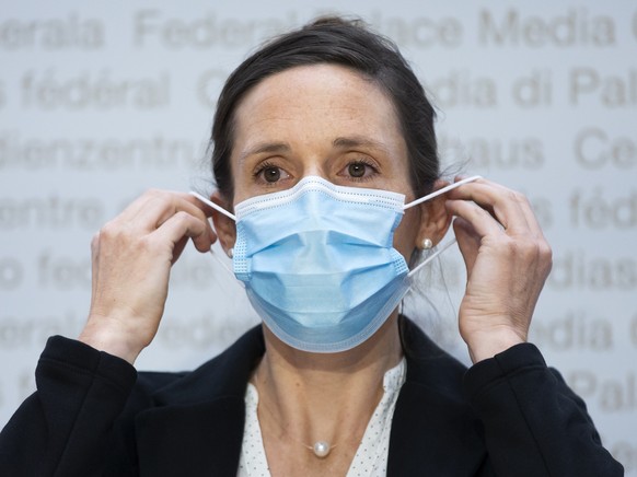 Tanja Stadler, Praesidentin der Nationalen Covid-19 Science Task Force, zieht eine Maske an, waehrend einer Medienkonferenz zur aktuellen Situation des Coronavirus, am Dienstag, 17. August 2021 in Ber ...