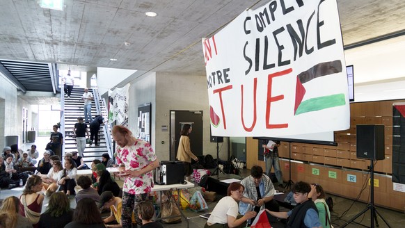 Des etudiants pro-palestiniens s&#039;insallent pour une occupation pacifique &quot;Pour la Palestine&quot; dans une partie du batiment Perolles 21 de l&#039;Universite de Fribourg, UNIFR, ce lundi 13 ...