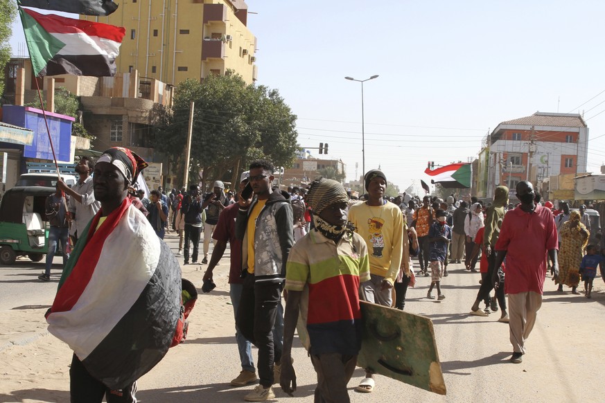 Des manifestants soudanais défilent à Khartoum, lundi 26 décembre 2022, pour protester contre un accord signé entre le principal groupe pro-démocratique du pays et les généraux au pouvoir, qui ont pri ...